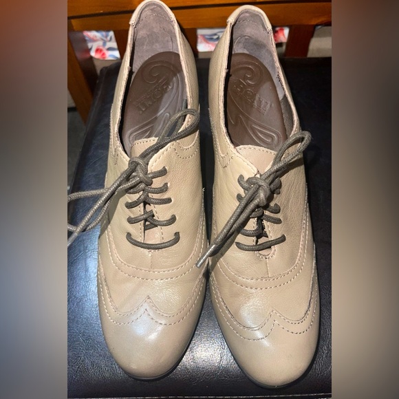 Born women’s 9.5 tan wingtip lace up  leather heeled shoes - Picture 9 of 9